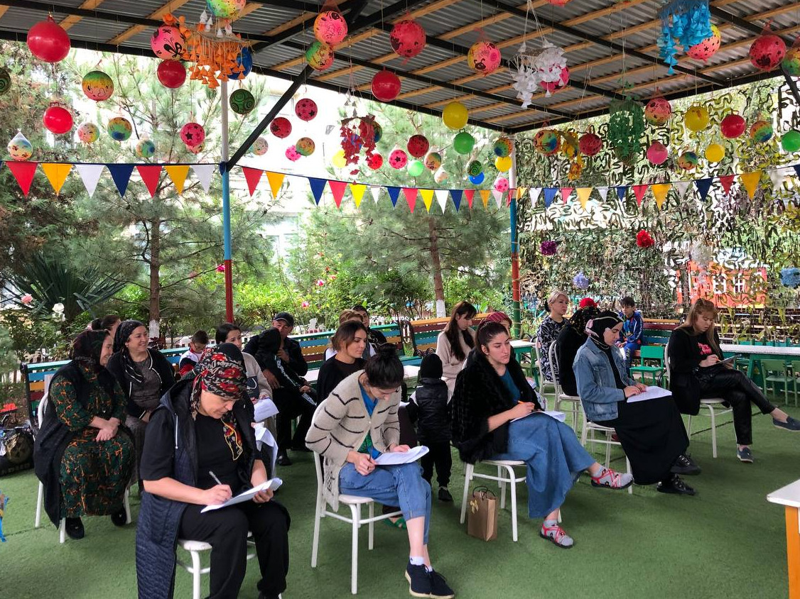 На сегодняшнем собрании специалисты Центра провели анкетирование родителей, воспитанников старшей группы и работников.