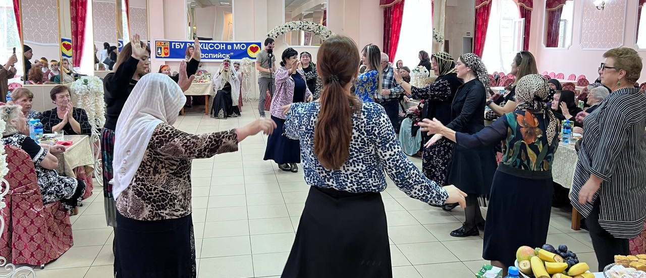 В Каспийске социальные работники Минтруда РД для своих пожилых подопечных организовали отдых в банкетном зале «Алмаз»