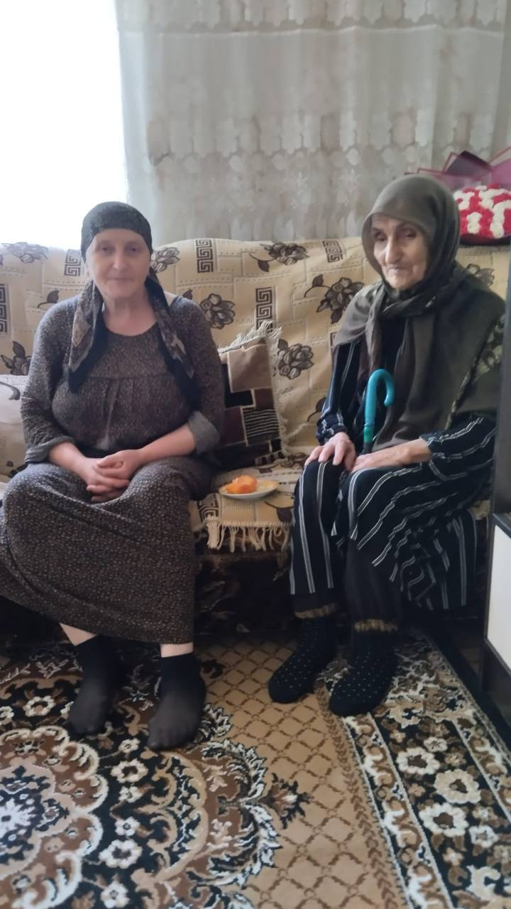 Социальный работник 1 отд. СО на дому Нурмагомедова Голисат при посещении подопечной, с целью оказания ей социальных услуг.