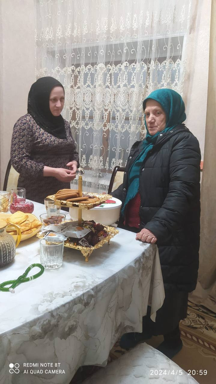 Социальный работник 1 отд. СО на дому Хайбулаева Марям при посещении подопечных с целью оказания им социальных услуг.