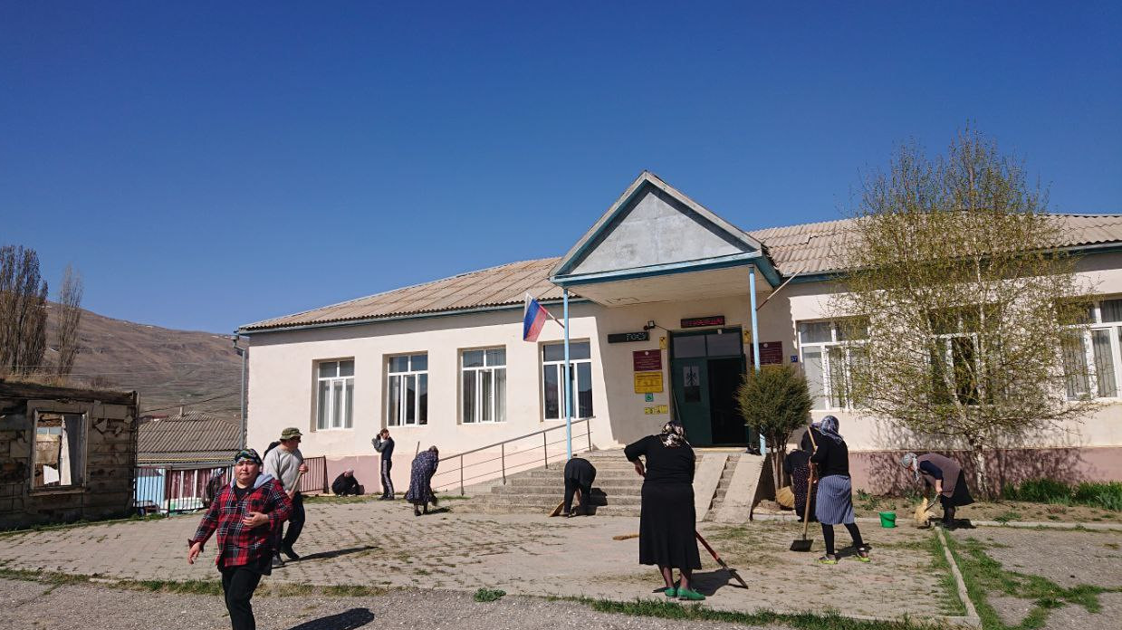 Коллектив соцзащиты Хунзахского района принял участие в субботнике