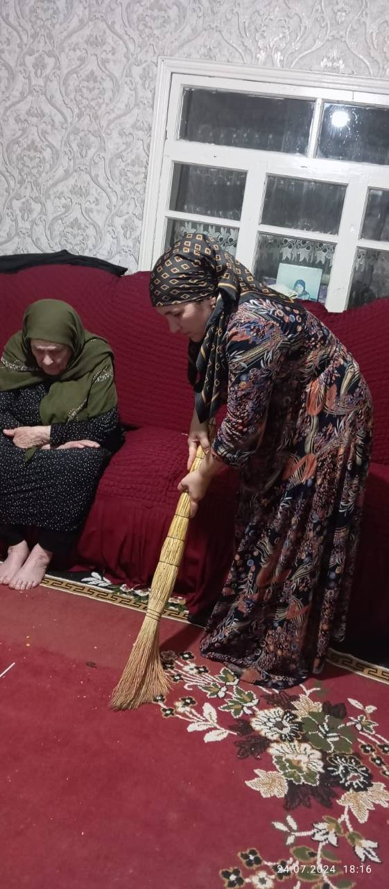 Социальный работник 1 отд. СО на дому Хайрудинова Патимат  при оказании социально- бытовых услуг подопечной. 