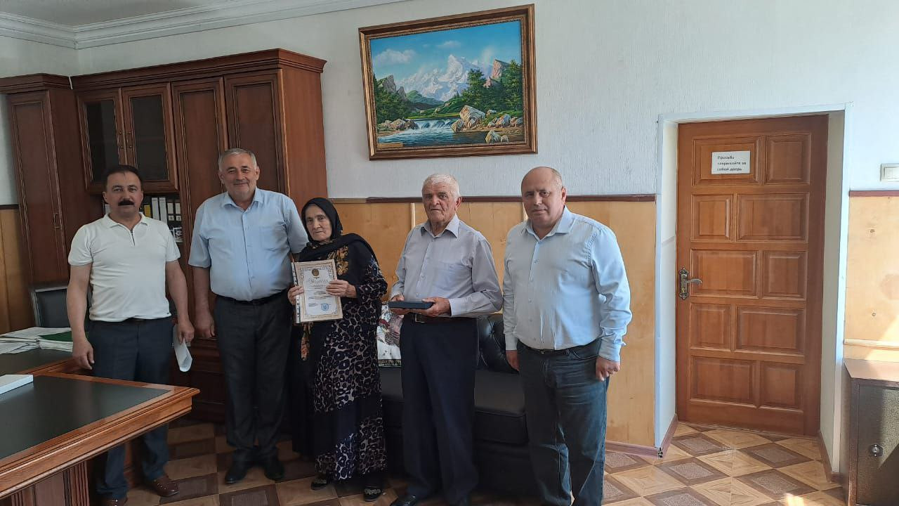 Семье из Кайтагского района вручили медаль "За любовь и верность"