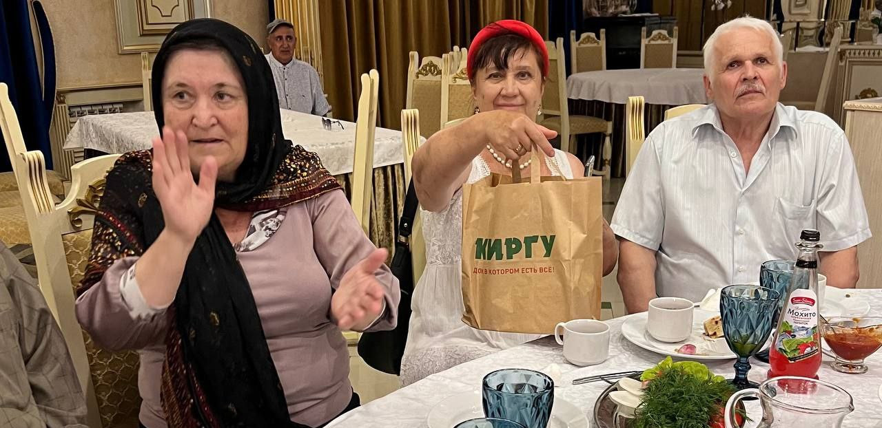 Каспийский Комплексный центр Минтруда РД организовал праздник для 15 семейных пар, которые вместе уже более 30 лет