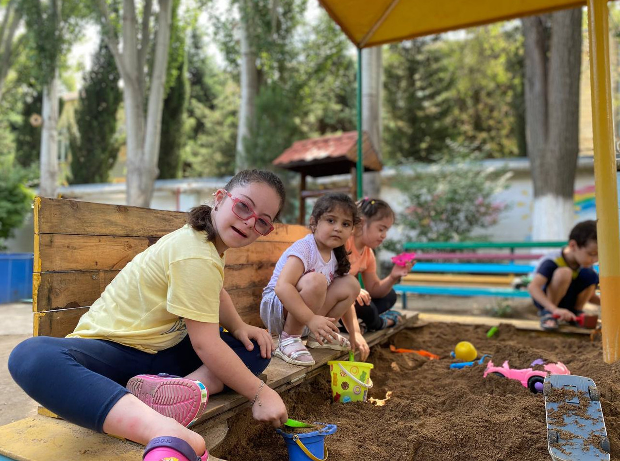 Педагог Райсат Шахвалиева,  не впервые проводит тематические занятия "Песочные фантазии».