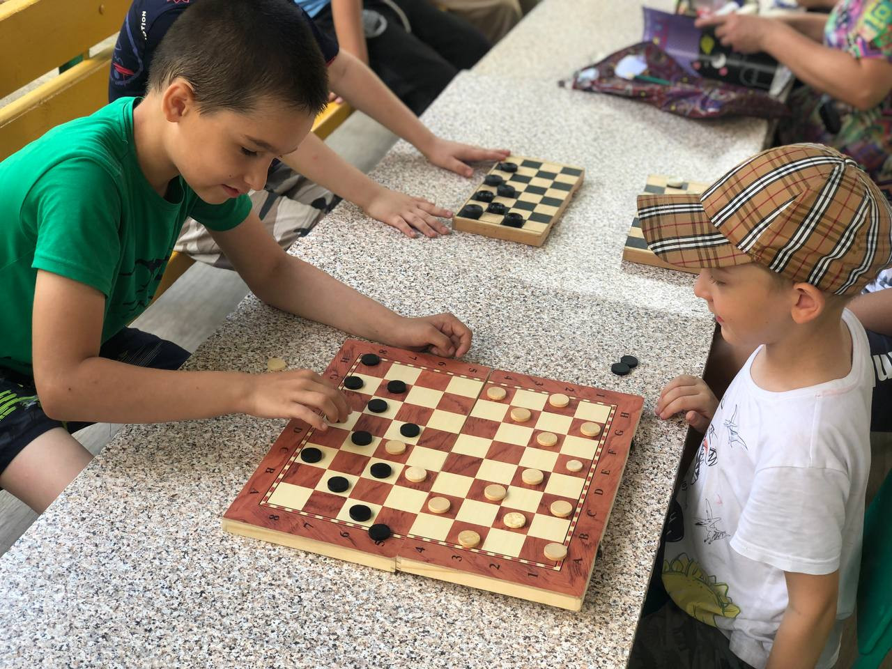 Во время игры в Шахматы активно работают оба полушария. Благодаря этому ребенок развивает как логику, так и интуицию.