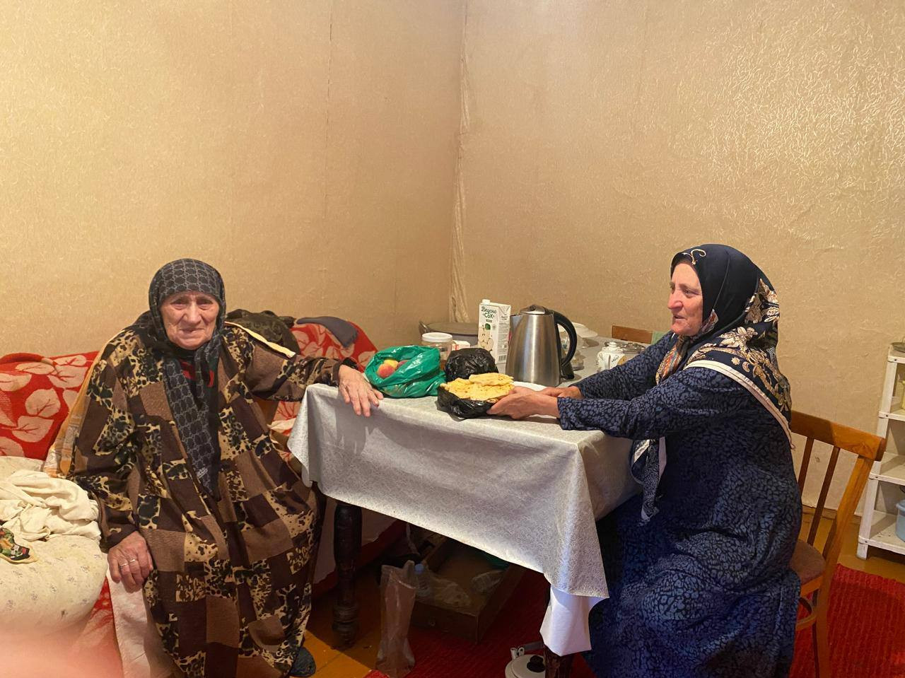 Социальный работник 1 отд. СО на дому Абдулквхирова Хадижат при посещении подопечной, с целью оказания ей социальных услуг.