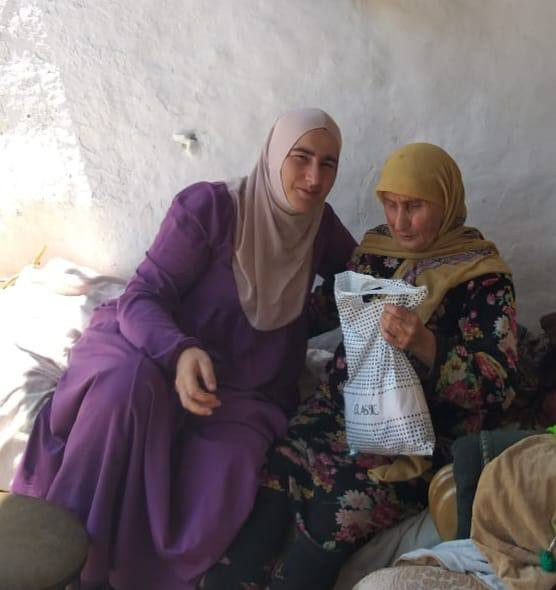 Социальный работник 1 отд. СО на дому Шапиева Алипат при исполнении своих обязанностей социального работника.