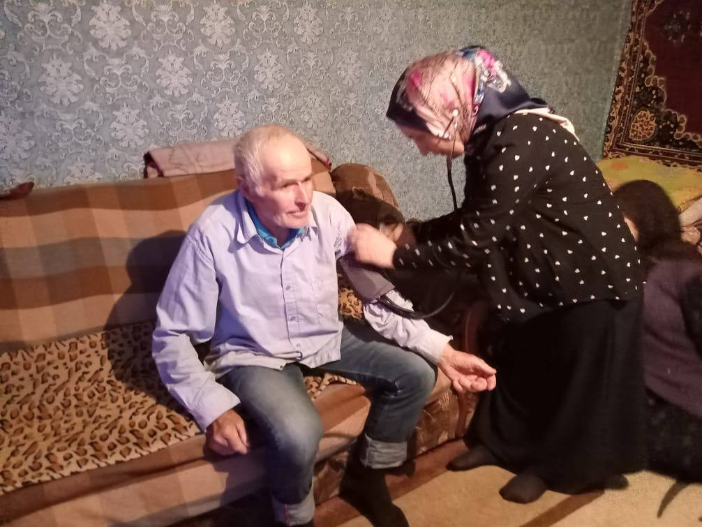 Социальный работник 1 отд. СО на дому Магомедова Касират предоставляет услуги социального работника подопечным.