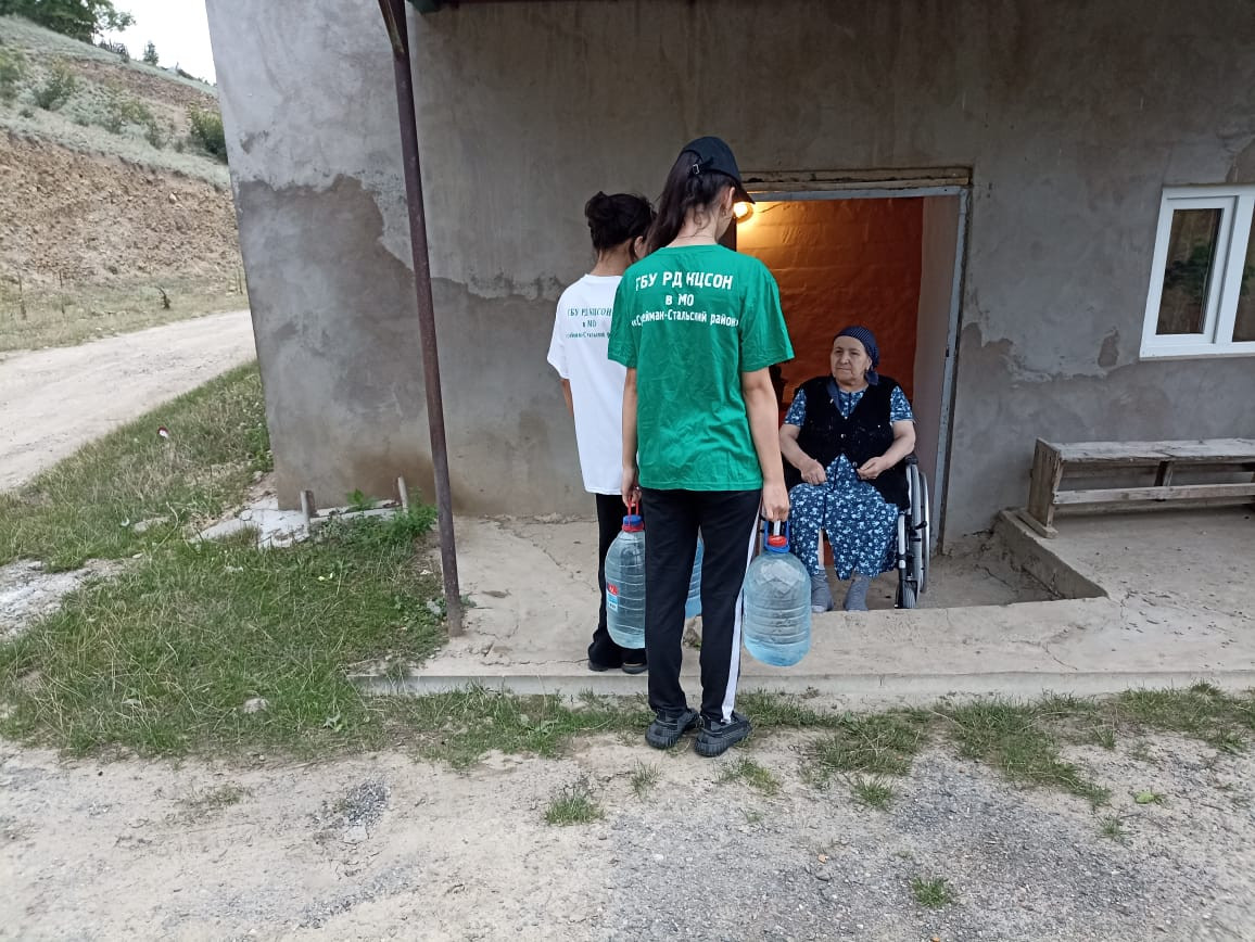 ВОЛОНТЕРЫ ДОСТАВИЛИ ВОДУ ПОЖИЛЫМ ГРАЖДАНАМ