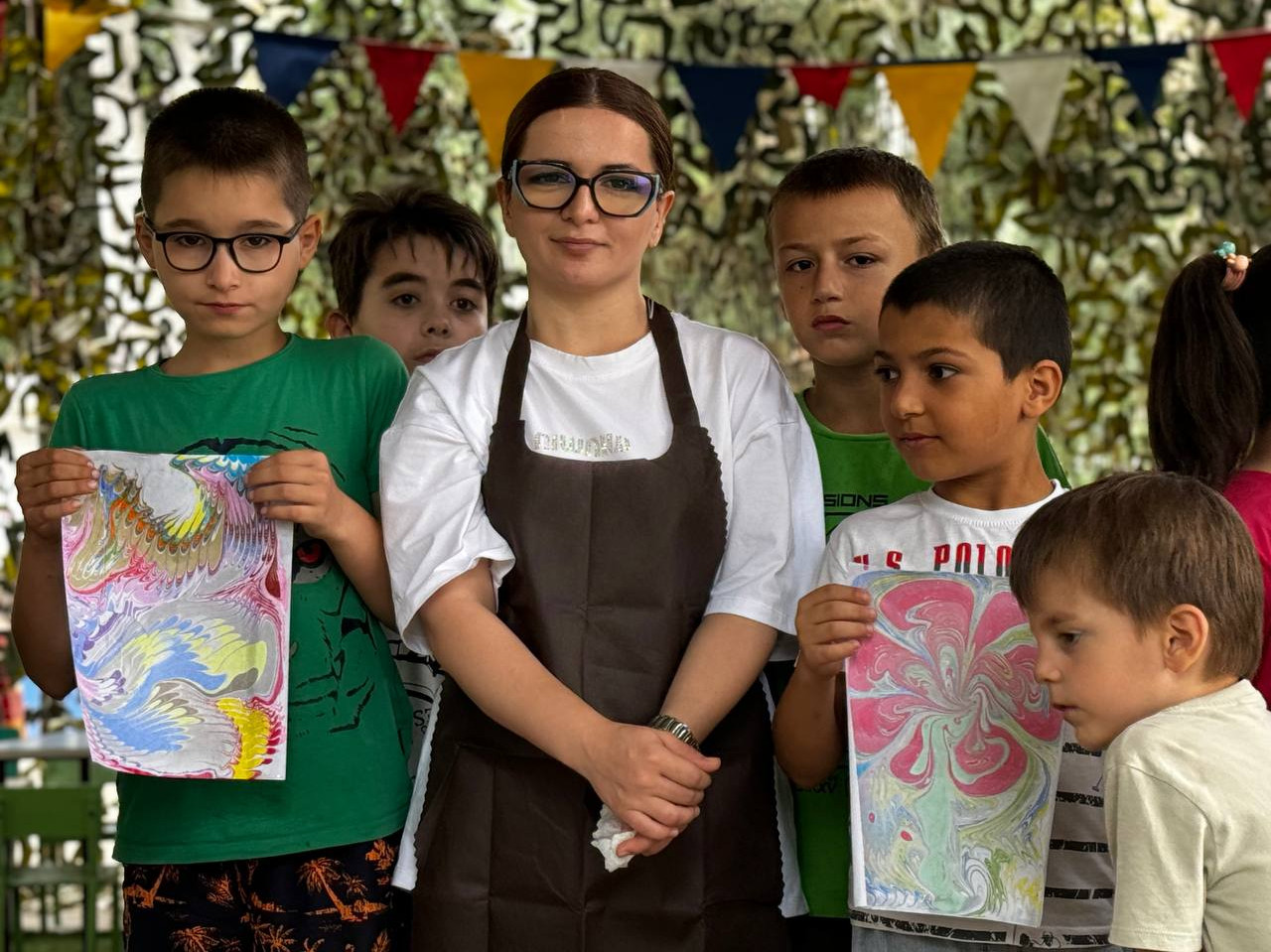 Загадка эбру, или почему краски не тонут?