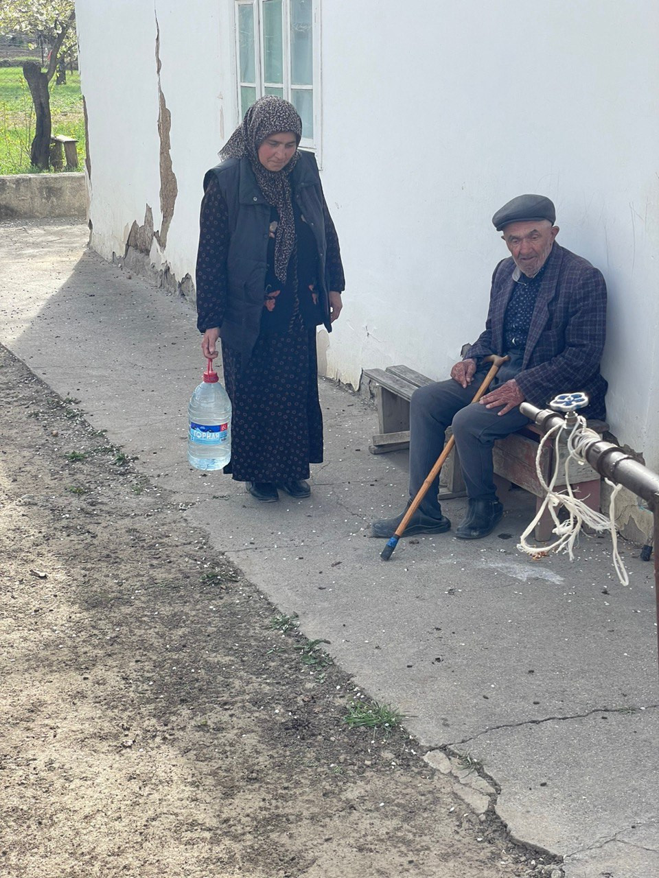 Социальный работник 2 отд. СО на дому Алиева М. при оказании социально-бытовых услуг подопечным