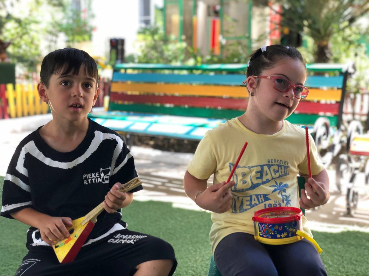 Совместная игра на инструментах способствует преодолению излишней застенчивости, скованности. Такие занятия способствуют развитию уверенности в себе, проявлению индивидуальности.