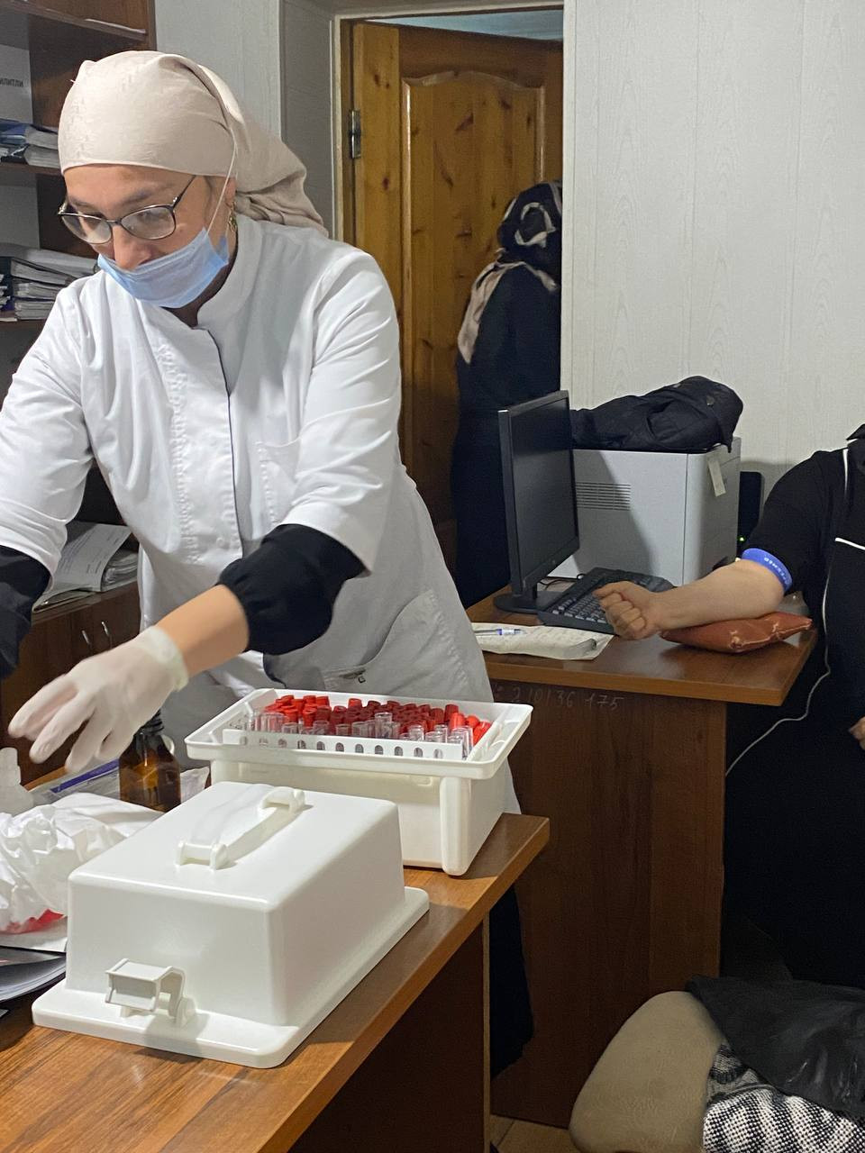 Работники ГБУ РД ЦСОН в МО «Гумбетовский район сдали кровь на анализ РВ, ПА ПСА, ВИЧ и сделали прививку против гриппа.