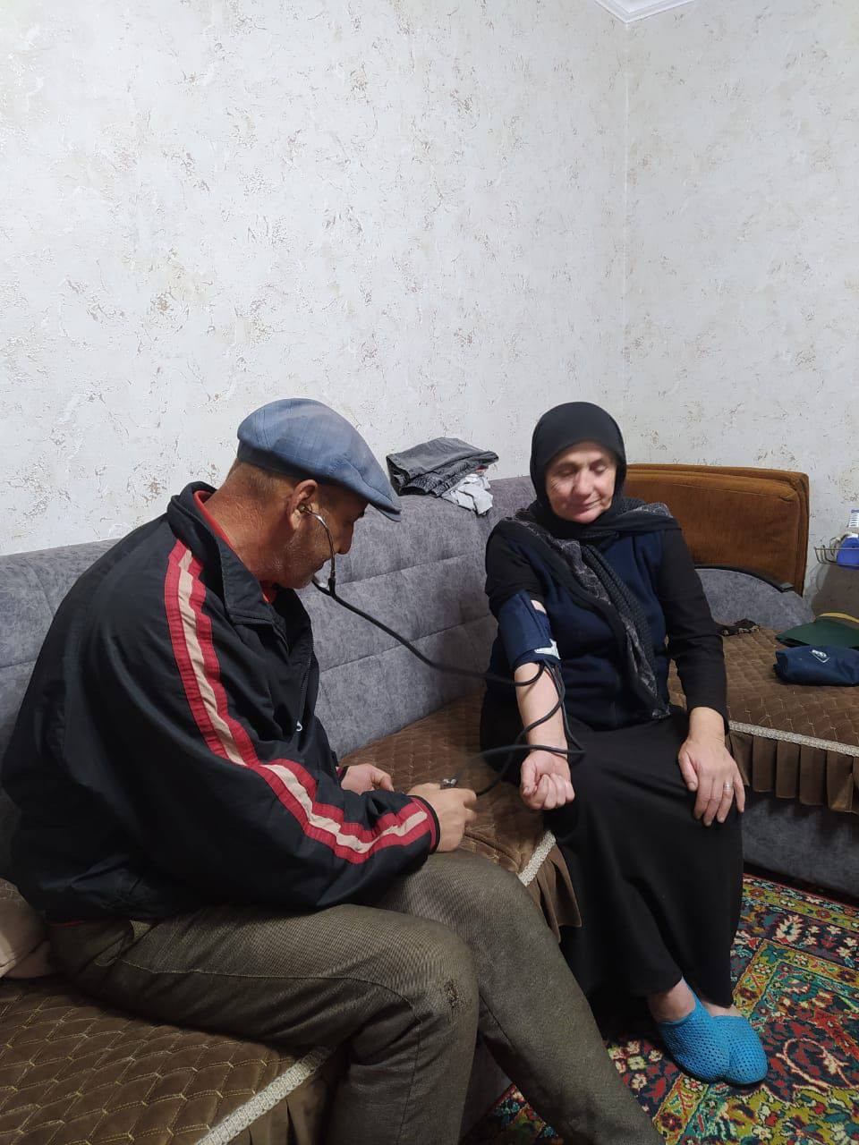 Социальный работник 1 отд.СО на дому Валигасанов М.при оказании социально-медицинских услуг подопечной.