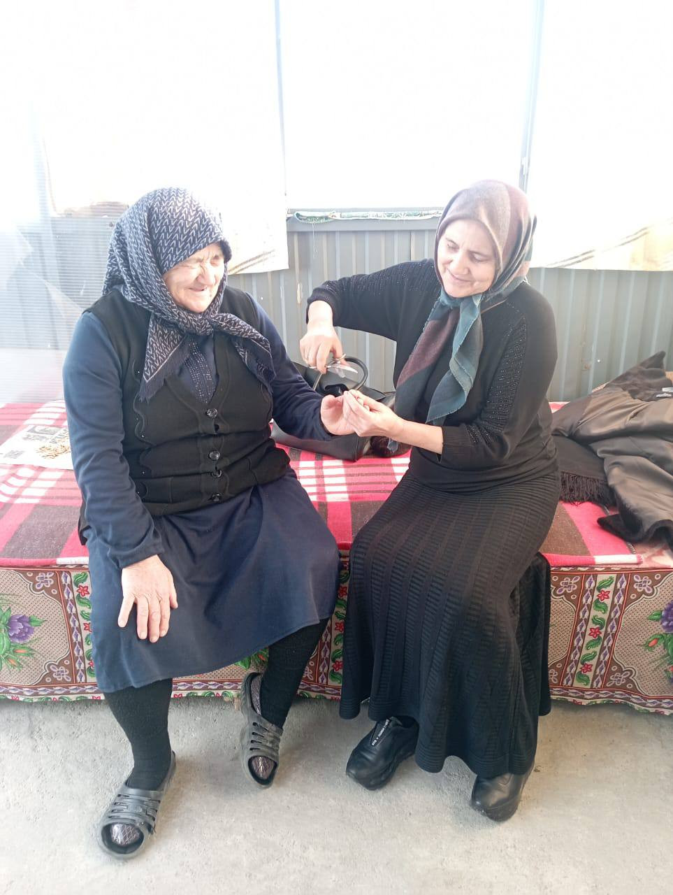 Социальный работник 2 отд. СО на дому Абулмуслимова Фарида при оказании социально-гигиенических услуг подопечной.