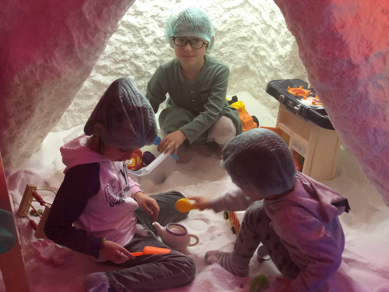 ?Сенсорная коробка — это красивое, полезное, увлекательное и развивающее воображение и мелкую моторику методическое пособие. ?Это очень интересное времяпровождение с ребёнком.