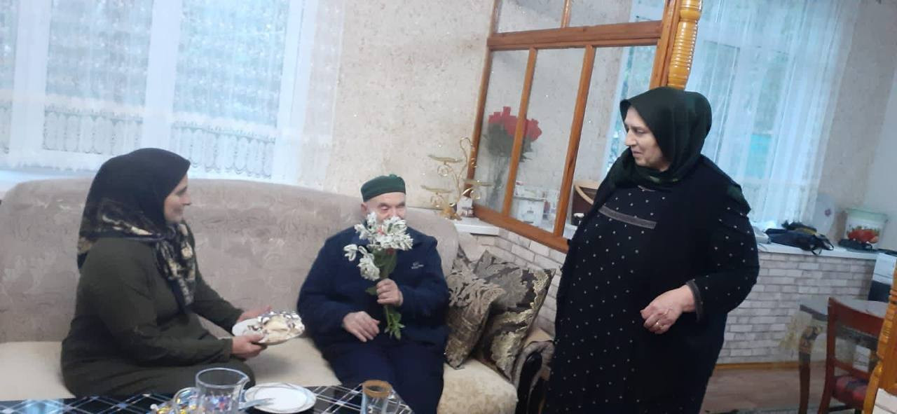 Поздравляет подопечного с днем рождения, вручает ему подарки и оказывает социальные услуги.