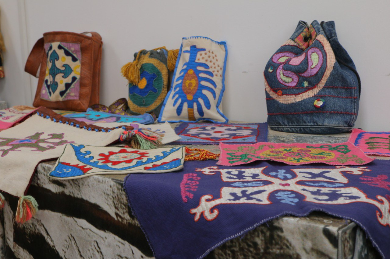 Для гостей торжественной церемонии открытия Года семьи в Дагестане в фойе театра будут организованы выставки прикладного искусства