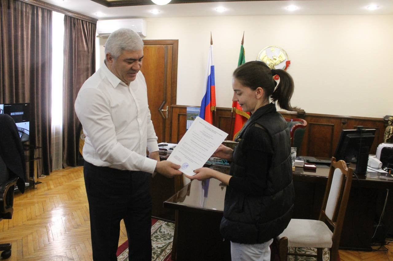 Вручение свидетельства о предоставлении безвозмездной субсидии на приобретение жилья вдове участника боевых действий в Афганистане - Меджидовой  Дайганат Магомедовне.