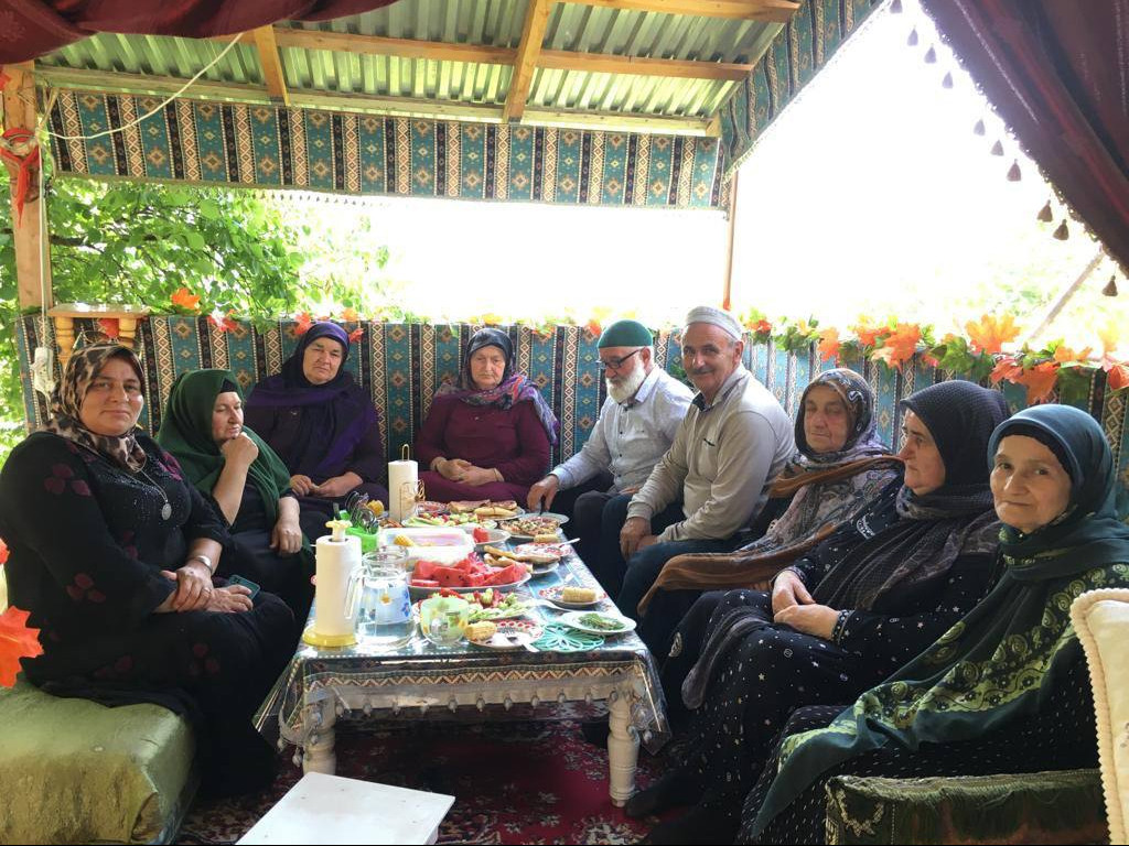 В честь празднования Дня Конституции Республики Дагестан, социальный работник 1 отд. СО на дому Магомедтаминова Мадина организовала чаепитие для своих подопечных в этно-доме Чирката.