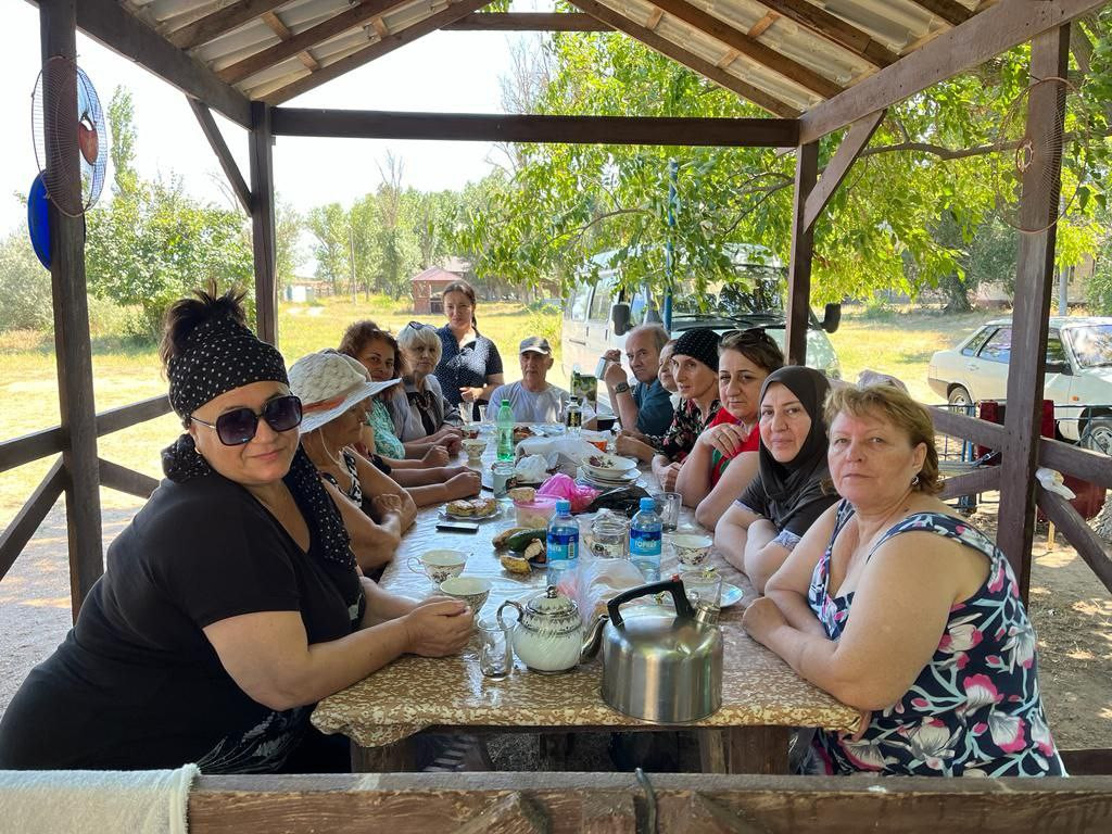 Социальные работники Каспийска организовали для своих подопечных отдых на побережье Каспийского моря