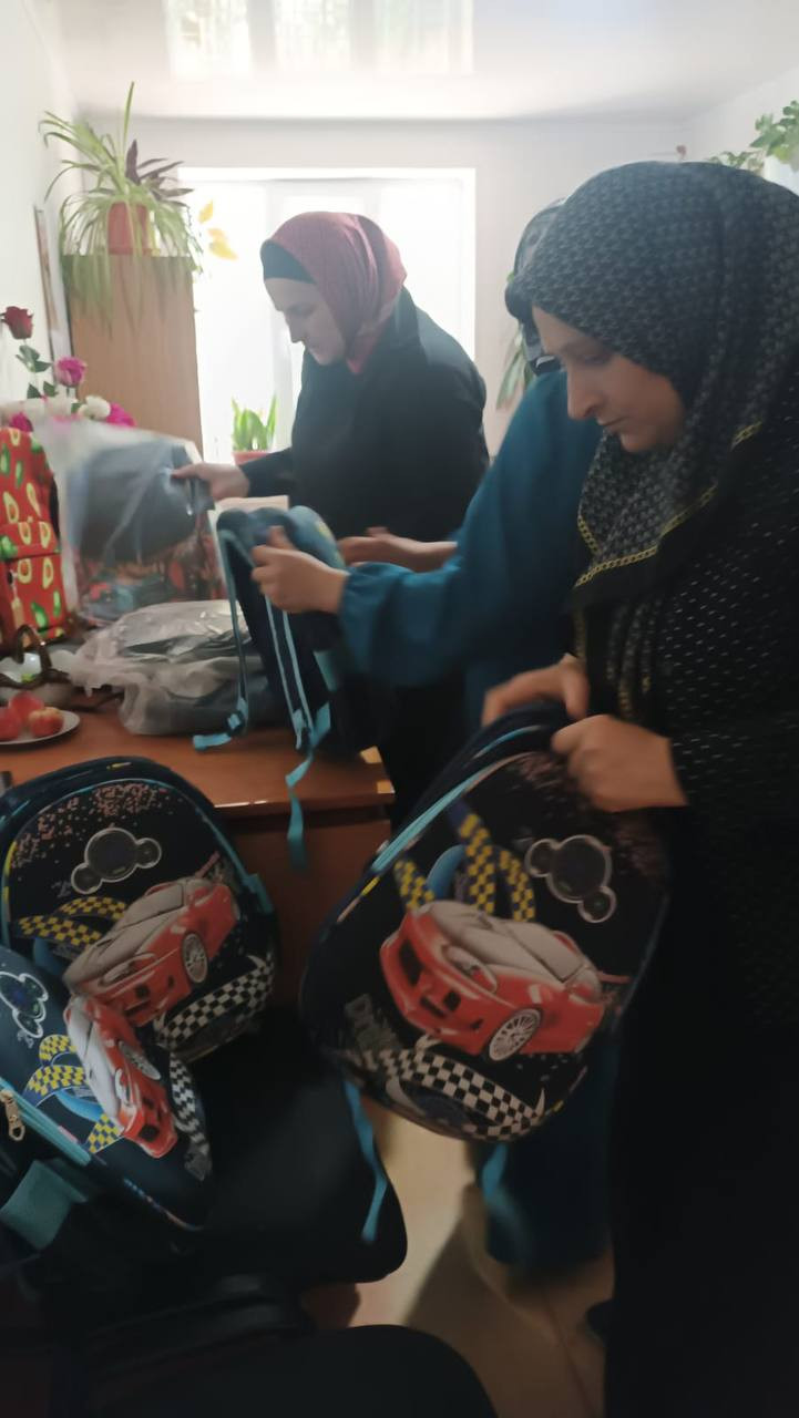 Ежегодно радовать школьников из числа подопечных центра удается благодаря активной поддержке постоянных спонсоров благотворительных акций  в Гумбетовском  районе.