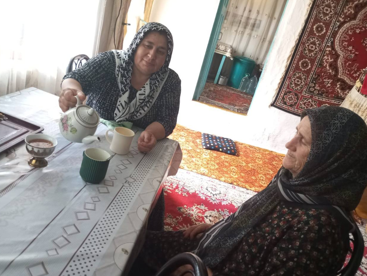 Социальный работник 1 отд. СО на дому Напилунова Нуржавгар при оказании социальных услуг подопечным