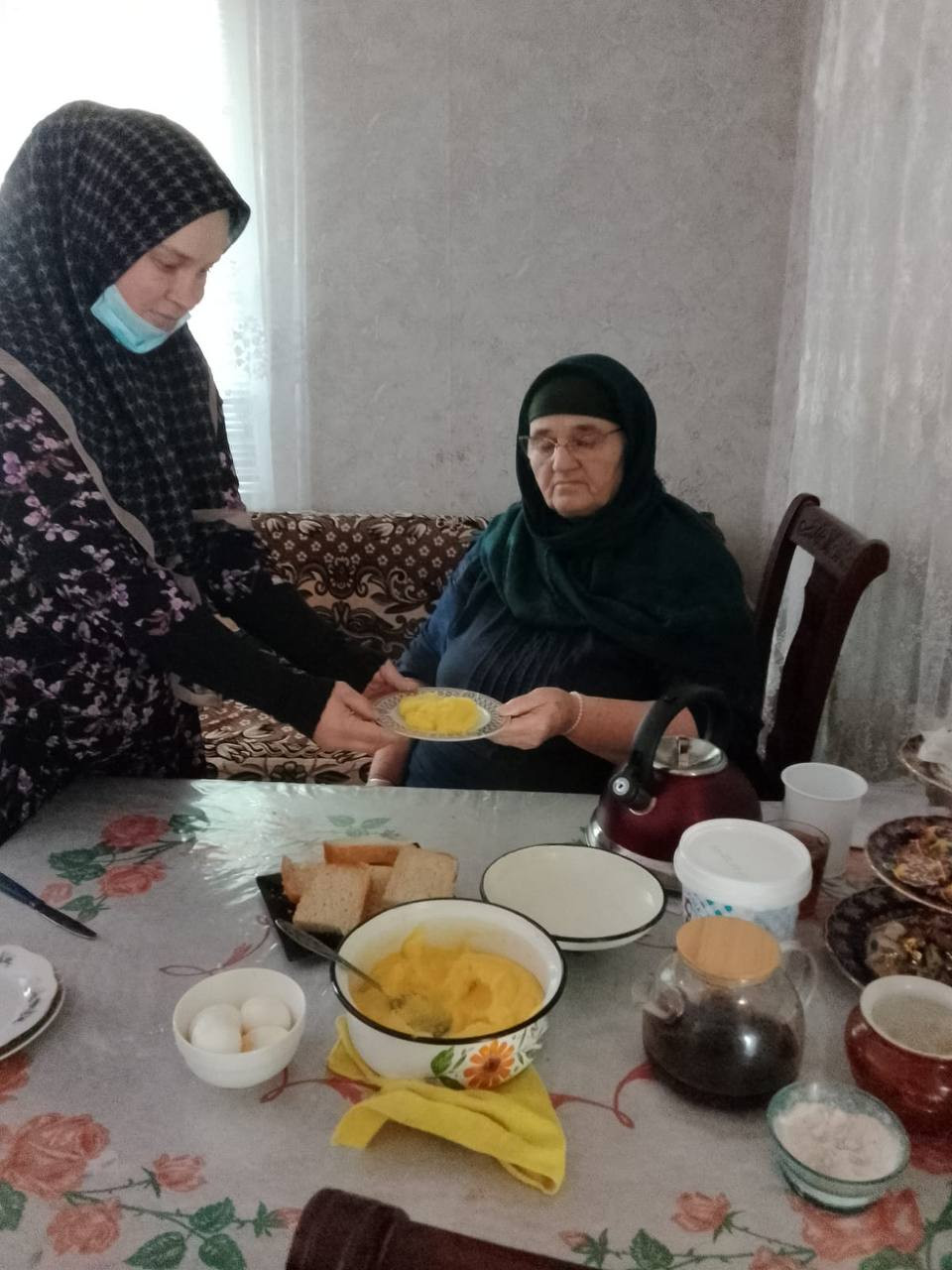 Социальный работник 1 отд.СО га дому Хадисова Мариям при оказании социально- бытовых услуг подопечным. 