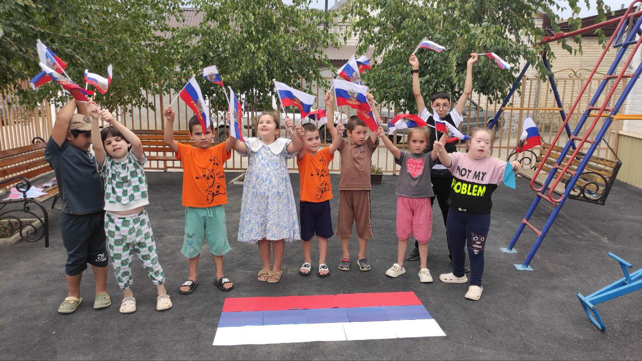 Получатели социальных услуг реабилитационного центра отметили День Российского Флага