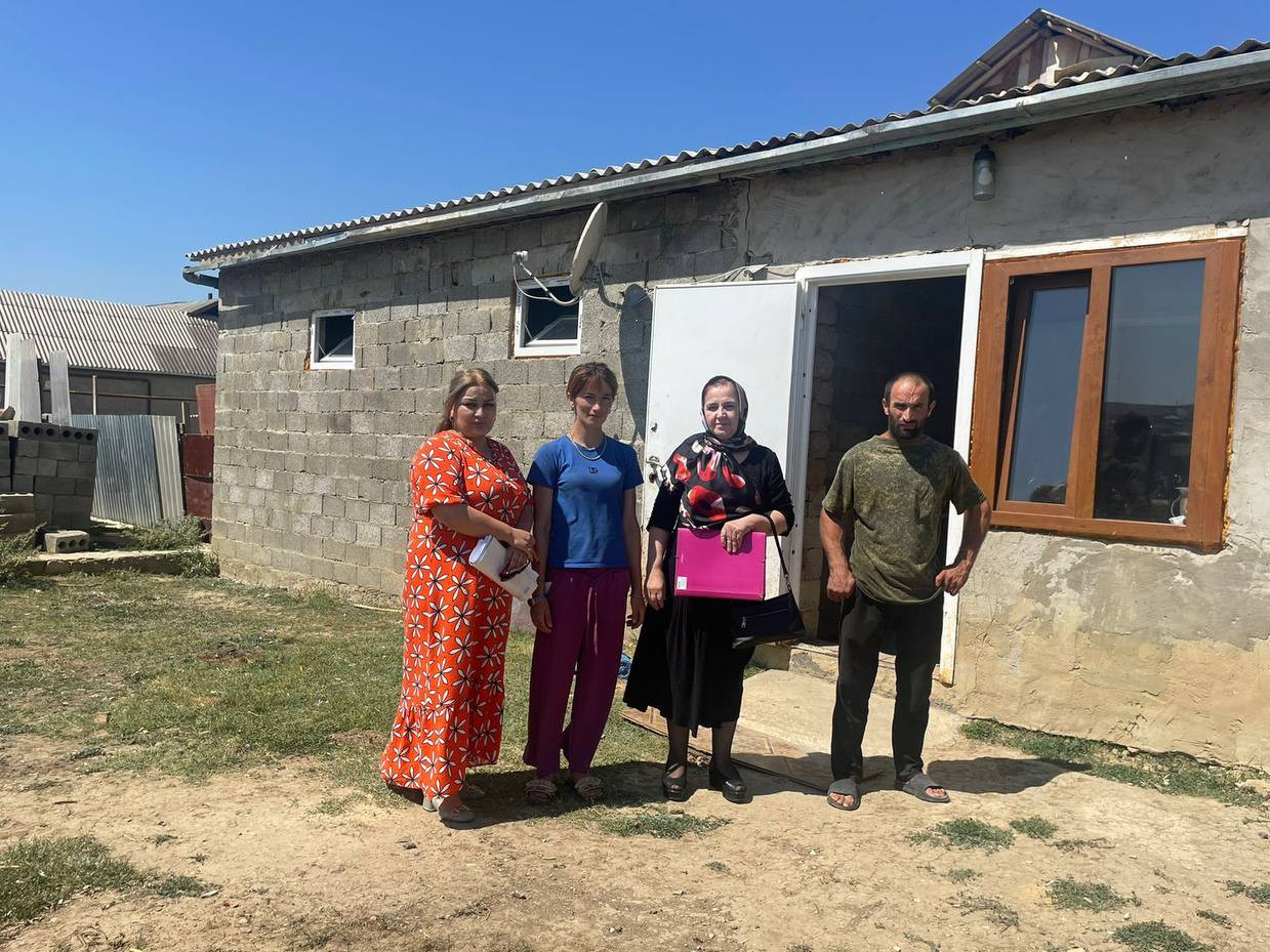 В Комиссию по делам несовершеннолетних и защите их прав при Администрации МР «Буйнакский район» поступило сообщение о социально-неблагополучной семье Джахбаровых