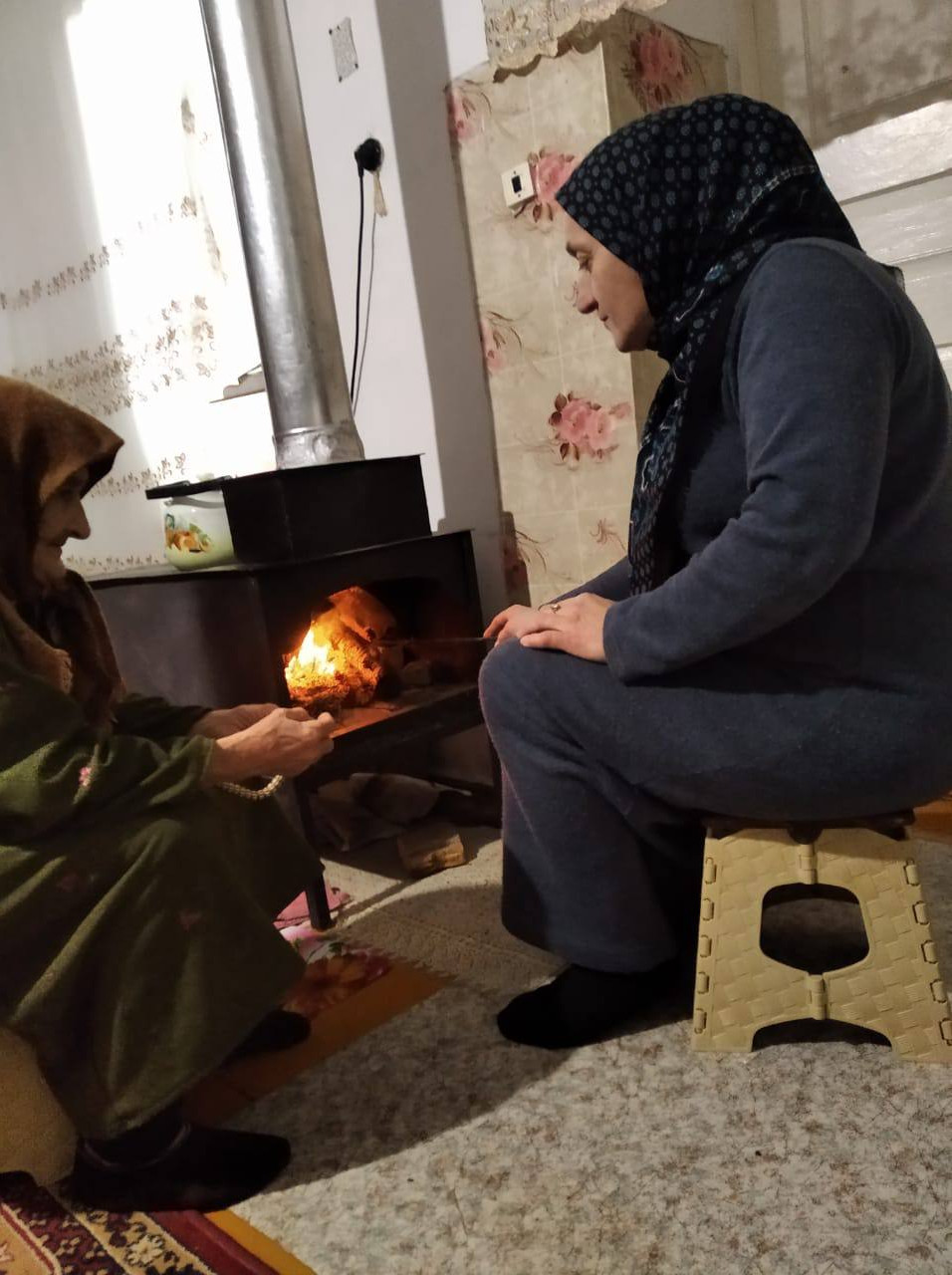 Социальный работник 2 отд. СО на дому  Магомедова Хадижат при оказании социально-бытовых услуг подопечной.