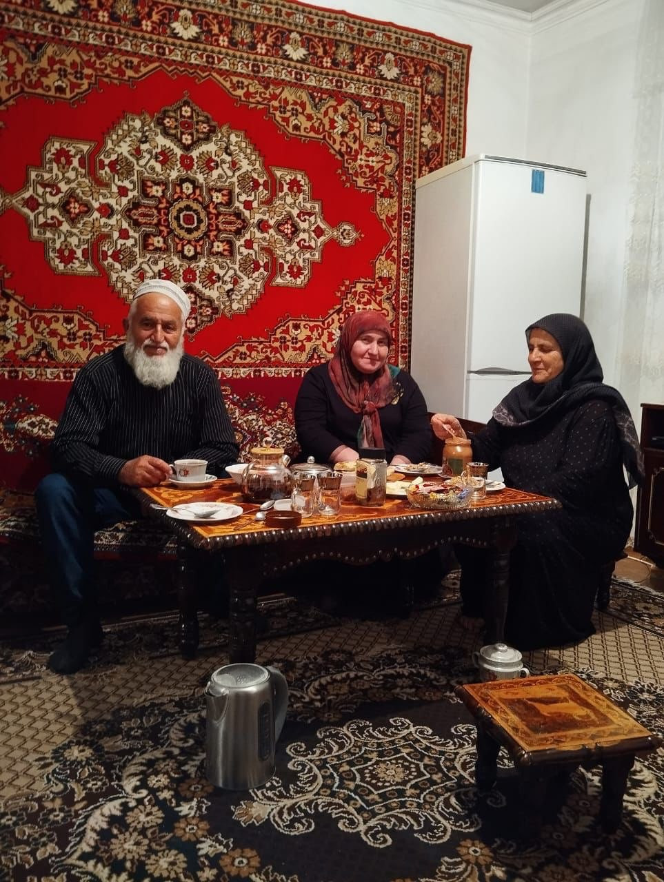 Социальный работник 1 отд. СО на дому Хадисова Азра при оказании социальных услуг для подопечной