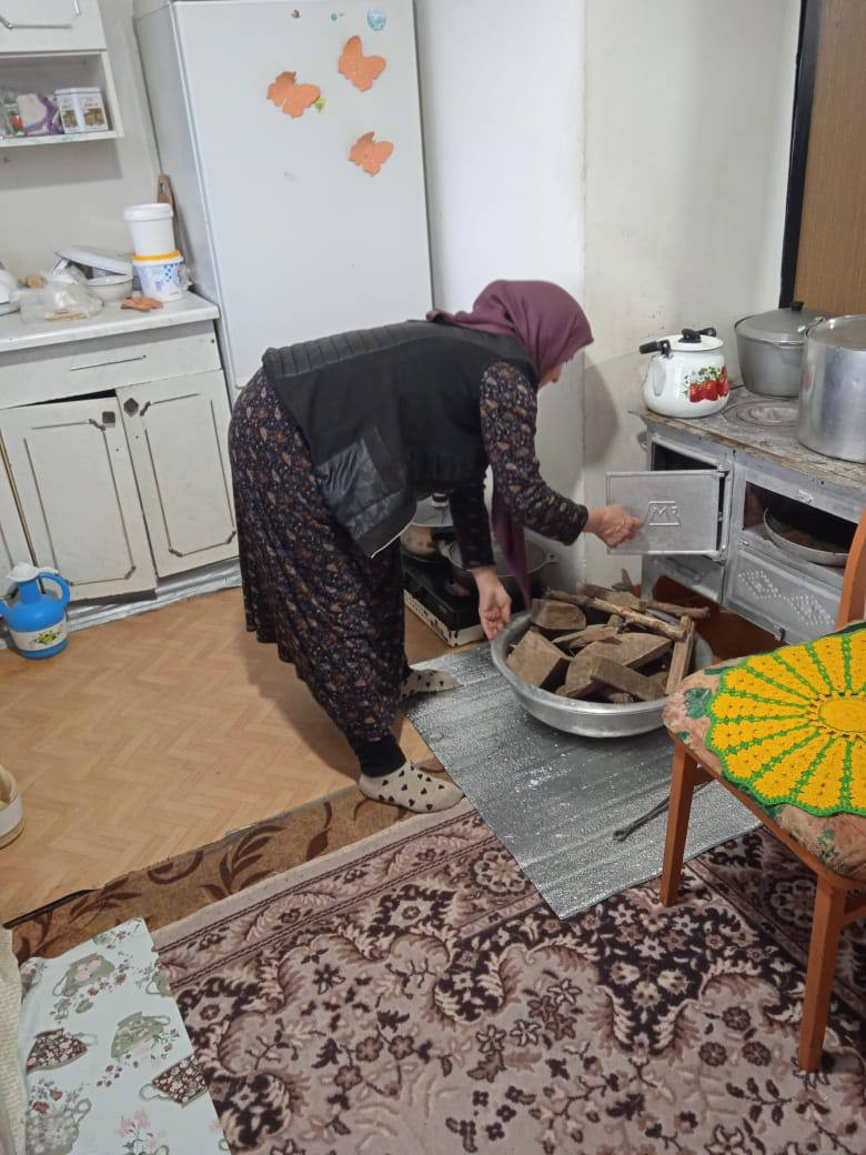 Социальный работник 1 отд. СО на дому Абдулкахирова Хадижат при оказании социально-бытовых услуг подопечным.