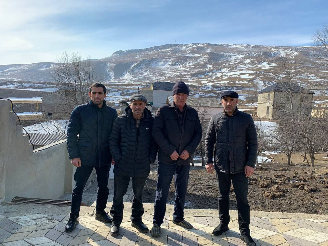 В честь годовщины вывода наших войск из Афганистана, ветеранов навестил директор управления соцзащиты Хунзахского района вместе с директорами КЦСОН и ЦЗН