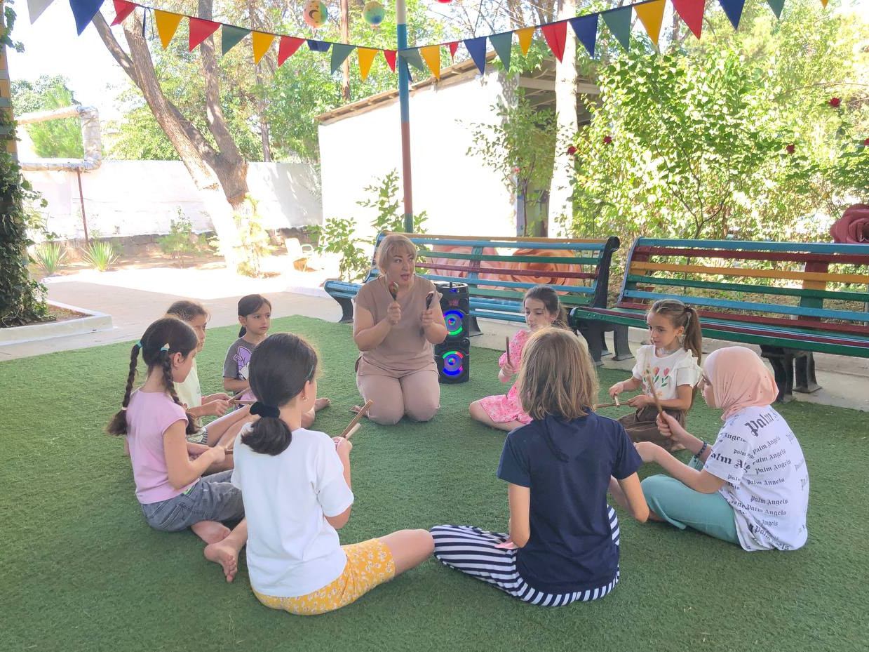 Многие дети с ЗПР демонстрируют недостаточное развитие чувства ритма — они не могут повторить на музыкальном инструменте ритм песни и присоединиться к самому простому ритму, заданному педагогом.