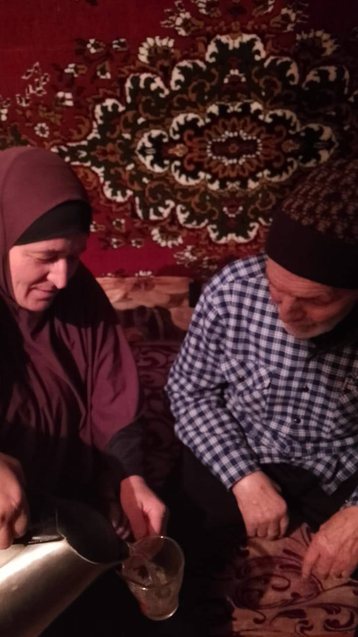 Социальный работник 1 отд. СО на дому Сулейманова Патимат при посещении подопечного с целью оказания социальных услуг.