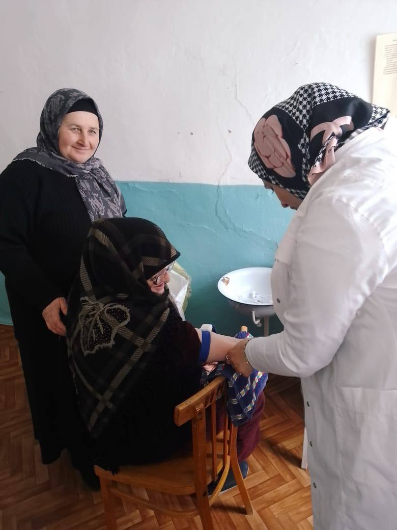 Cопроводила своих подопечных в участковую больницу села, для проведения медицинского осмотра.