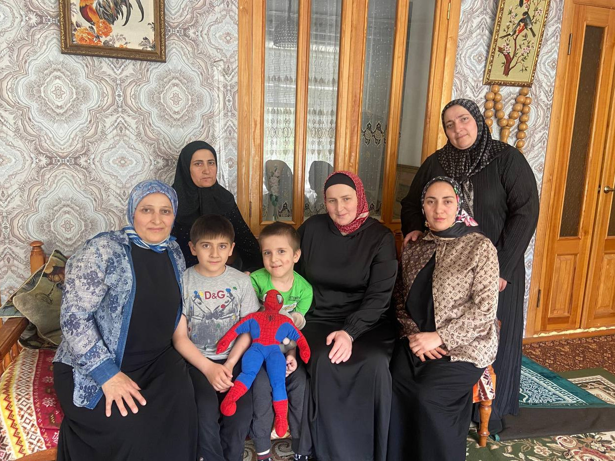 В рамках празднования «Международного Дня защиты детей» работники отделения семьи и семей с детьми на дому посетили семью с ребенком с ограниченными возможностями и многодетную семью с. Мехельта.