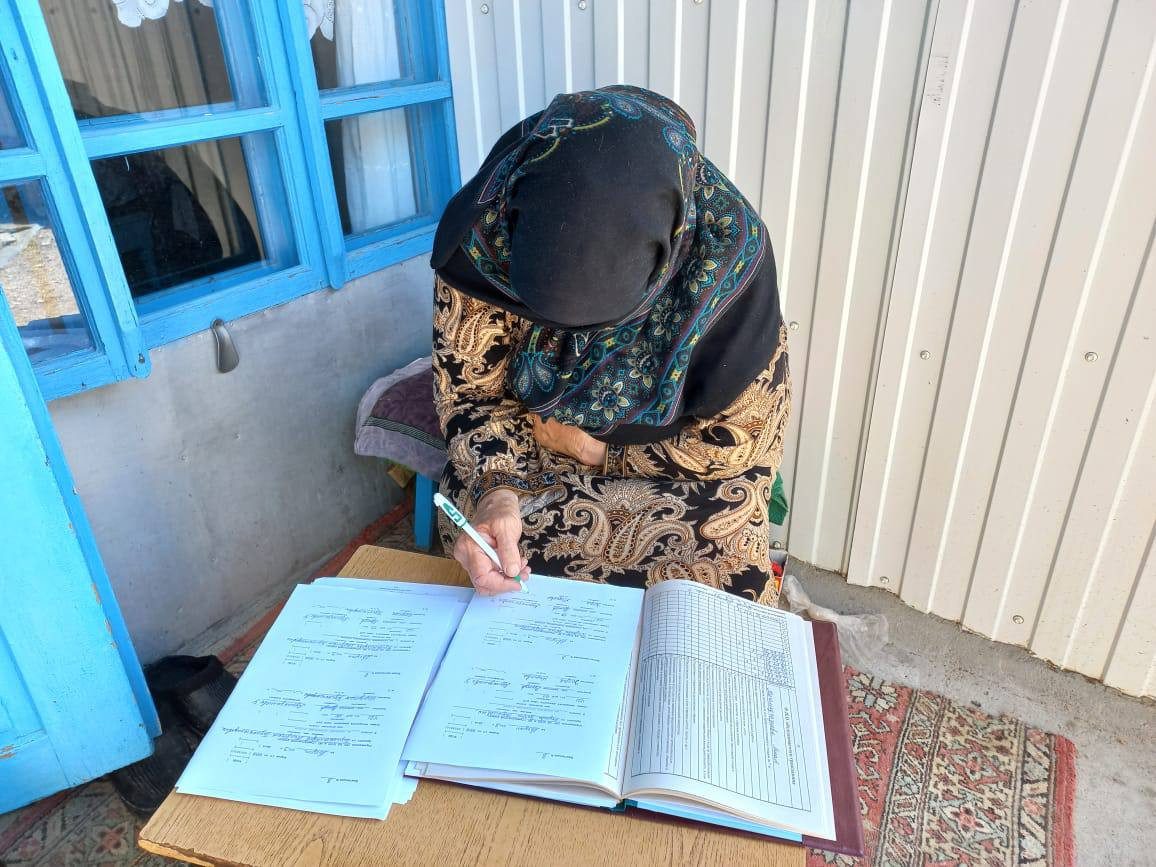 Подопечная социального работника Муртазалиевой У. ставить подпись в дневнике социального работника, об оказании ей социальных услуг.