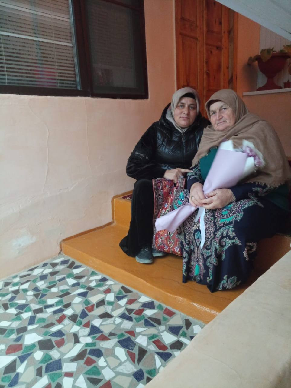 С посещением на дому поздравила милых дам ,своих подопечных, «с Днём матери» и вручила им подарки в честь праздника.