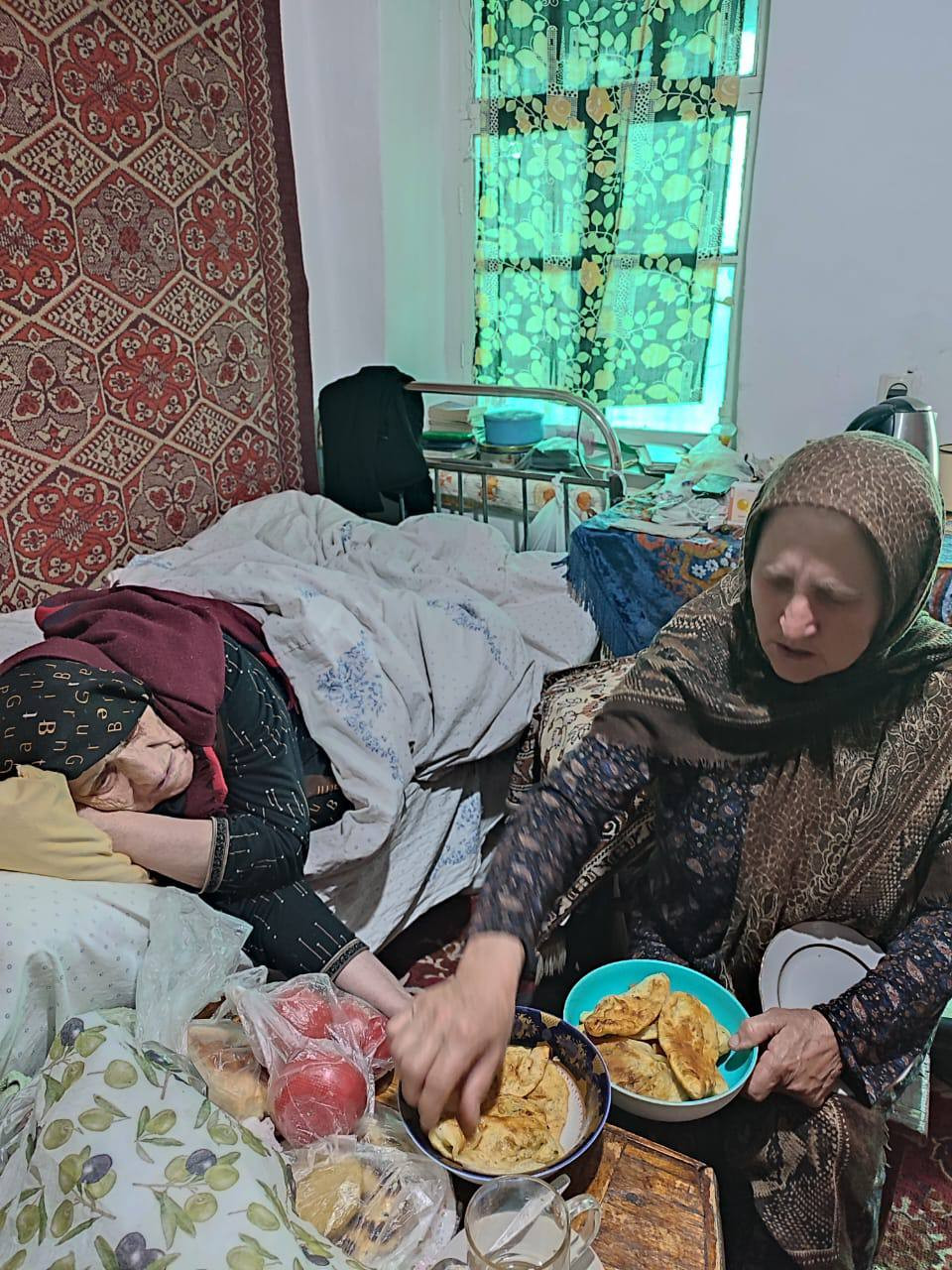 Социальный работник 1 отд. СО на дому Абдулкахирова Хадижат при посещении своих подопечных, с целью оказания им социальных услуг.