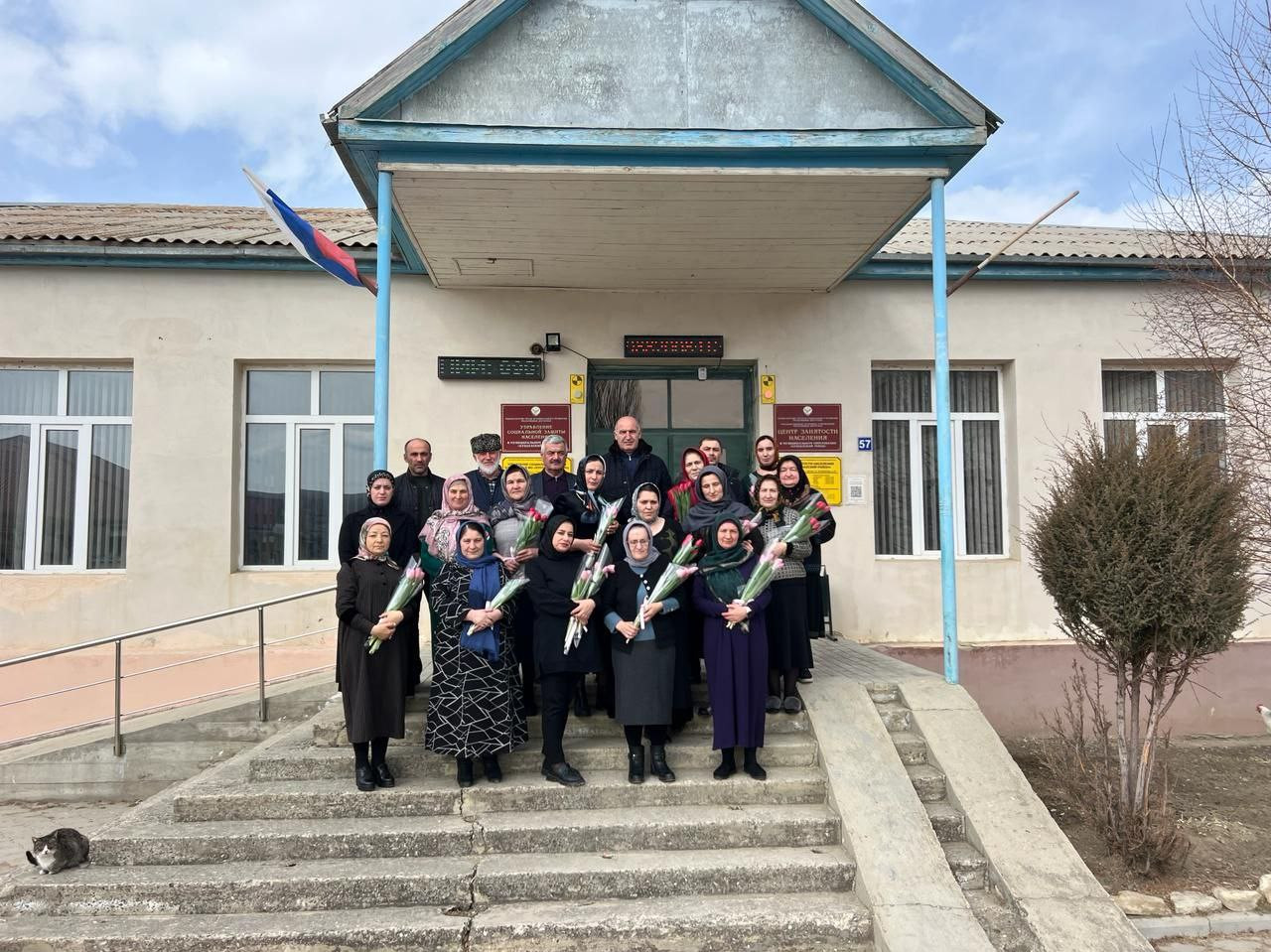 Глава Хунзахского района Нурмагомед Задиев поздравил с праздником коллектив УСЗН  Хунзахского района