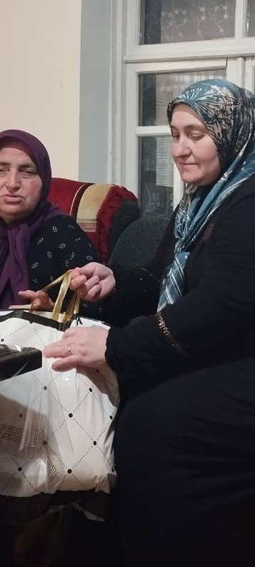 В рамках празднования праздника Курбан байрам социальный работник 1 отд. СО на дому Хадисова Азра посетила на дому своих подопечных и вручила им подарки в честь праздника.
