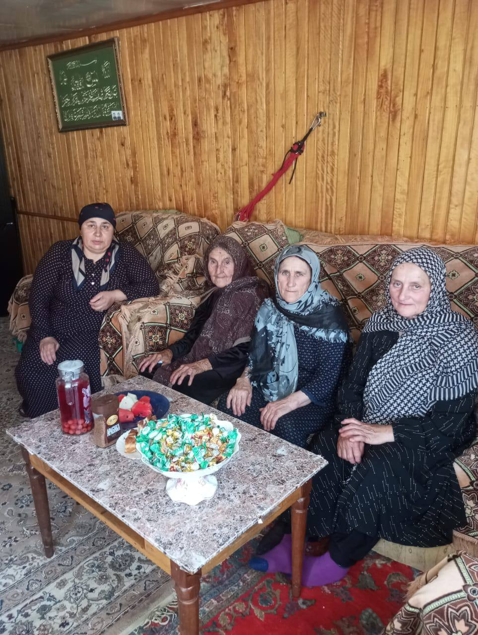 Социальный работник 1 отд.СО на дому Напилунова Нуржавгар на чаепитии со своими подопечным.