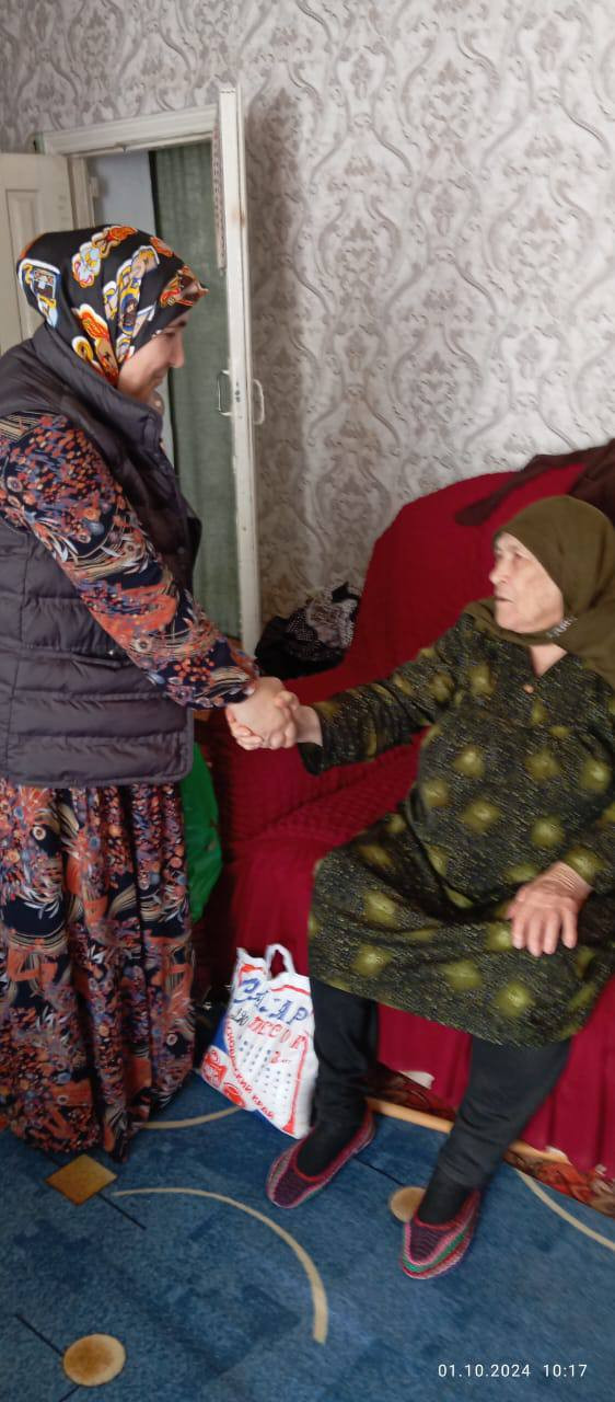 Социальный работник 1 отд. СО на дому Хайрудинова Патимат посетила своих подопечных на дому и поздравила их «С днем пожилого человека»