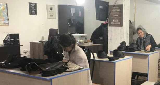 Зумруд Ахмедова после посещения Всероссийской ярмарки трудоустройства «Работа России. Время возможностей» в 2023 году устроилась на работу в швейное производство индивидуального предпринимателя