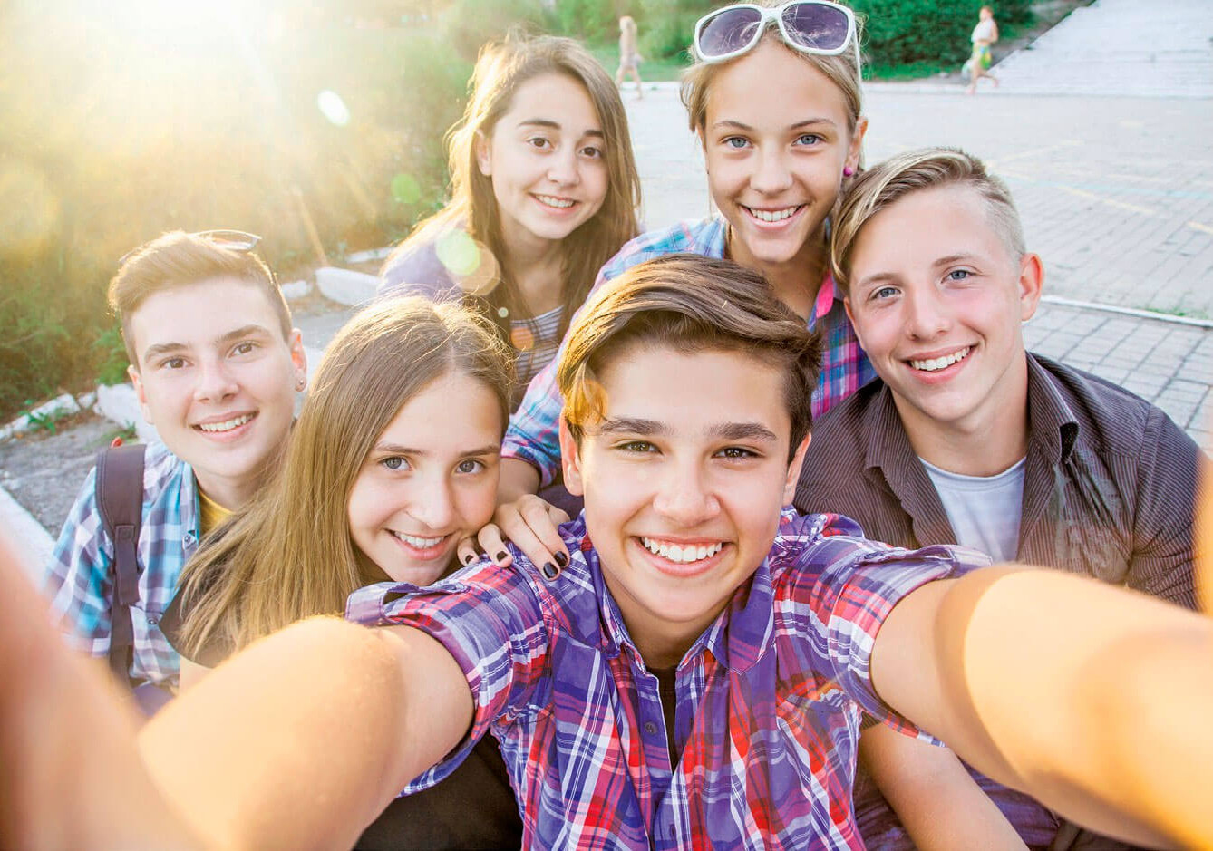 Каким семьям назначается выплата ежемесячного пособия на ребенка в возрасте от 17 до 18 лет?