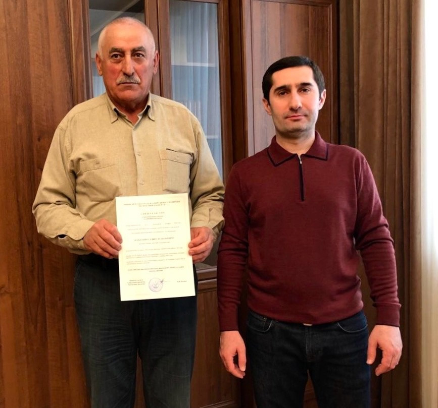 Вручение свидетельства о предоставлении безвозмездной субсидии на приобретение жилья ветерану боевых действий в Афганистане