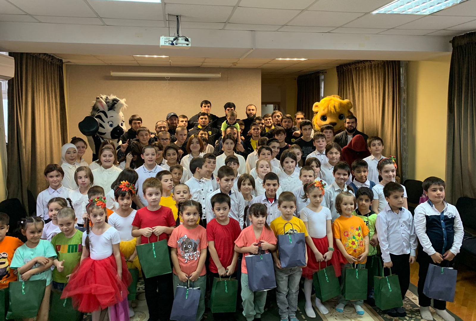 Футболисты ФК «Анжи» навестили детей Центра